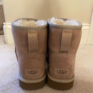 Womens Size US 9 short UGGS😍